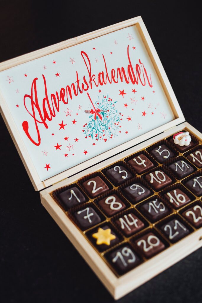 Christmas chocolate advent calendar gamification campaign Picture by: https://unsplash.com/es/fotos/MxjnYEqAfVA?utm_source=unsplash&utm_medium=referral&utm_content=creditShareLink